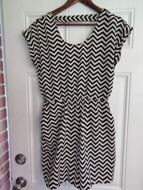Candie's Chevron Peek-a-Boo Back Mini Dress with Pockets - Size M Black & Cream